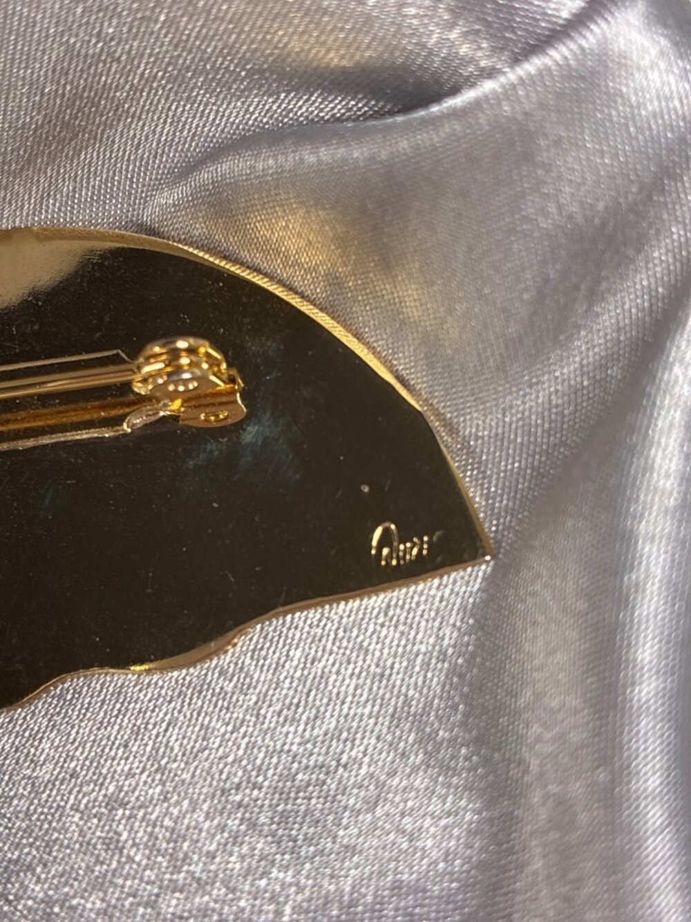 Vintage Don-Lin Abalone Shell Fan Brooch Gold Tone Signed 2.25" - Picture 7 of 9